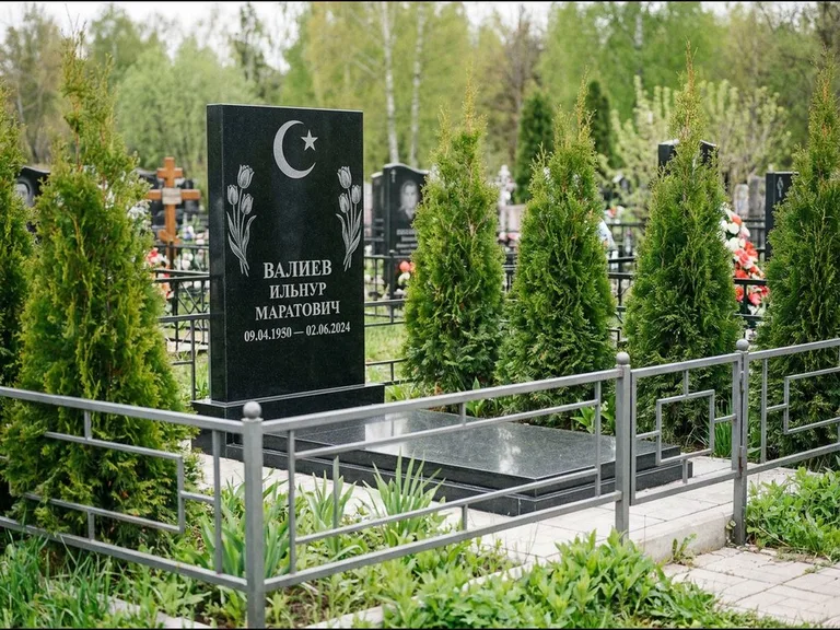 Памятник с гравировкой полумесяца — гравировка полумесяца со звездой и тюльпанами по бокам, работа «Валиев» в Кемерово