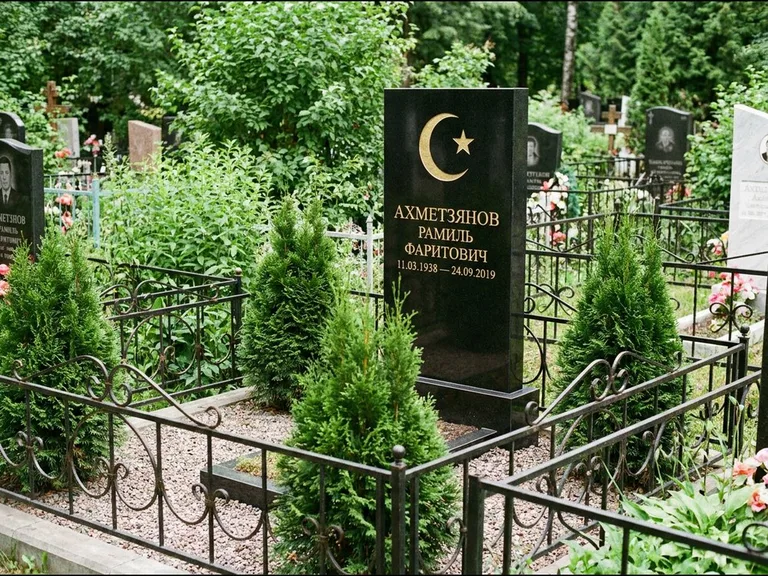 Памятник с гравировкой полумесяца — золочёная гравировка полумесяца со звездой в верхней части с, работа «Ахметзянов» в Кемерово