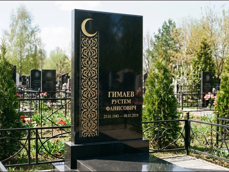 Памятник с гравировкой полумесяца — золочёный полумесяц и колонна растительного орнамента-ислими, работа «Гимаев» в Кемерово