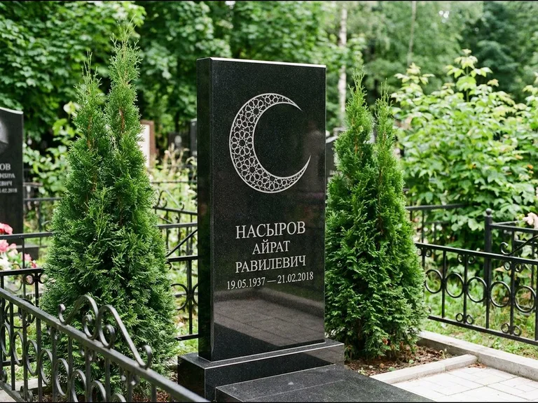 Памятник с гравировкой полумесяца — гравировка полумесяца в геометрическом орнаменте-гирихе, работа «Насыров» в Кемерово