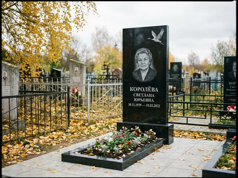 Памятник с гравировкой журавлей — белая гравировка клина журавлей, уходящего в верхний угол ст, работа «Королёва» в Кемерово