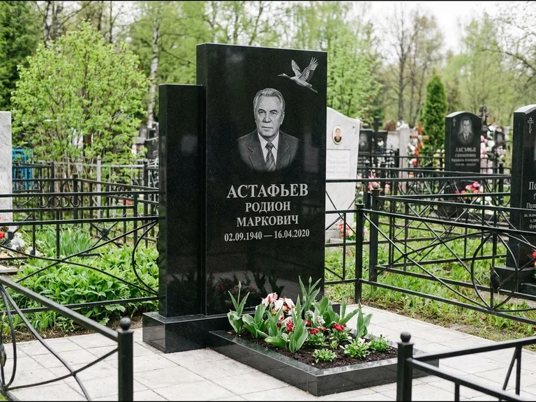 Памятник с гравировкой журавлей — гравировка одиночного летящего журавля над портретом, работа «Астафьев» в Кемерово