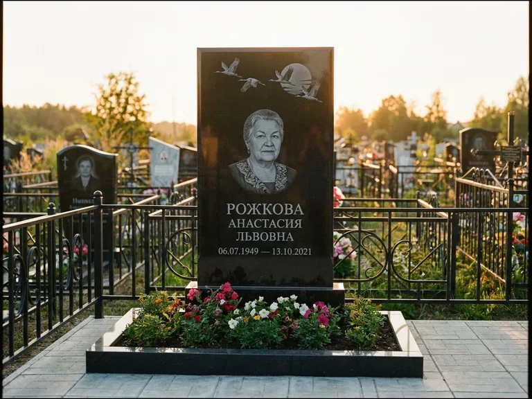 Памятник с гравировкой журавлей — гравировка клина журавлей на фоне солнечного диска, работа «Рожкова» в Кемерово