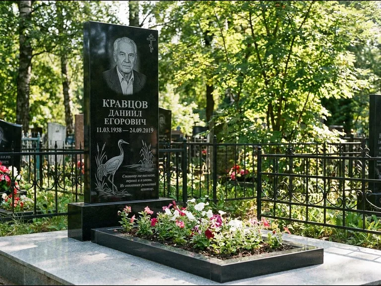 Памятник с гравировкой журавлей — гравировка журавля у камышей рядом с эпитафией, работа «Кравцов» в Кемерово