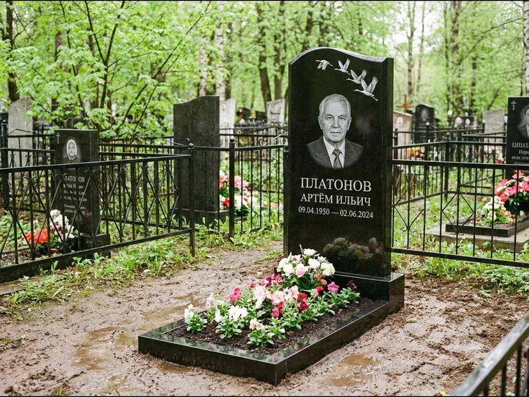 Памятник с гравировкой журавлей — белая гравировка клина журавлей, уходящего в верхний угол ст, работа «Платонов» в Кемерово