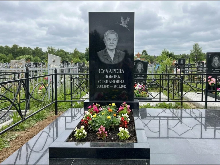Памятник с гравировкой журавлей — гравировка одиночного летящего журавля над портретом, работа «Сухарева» в Кемерово