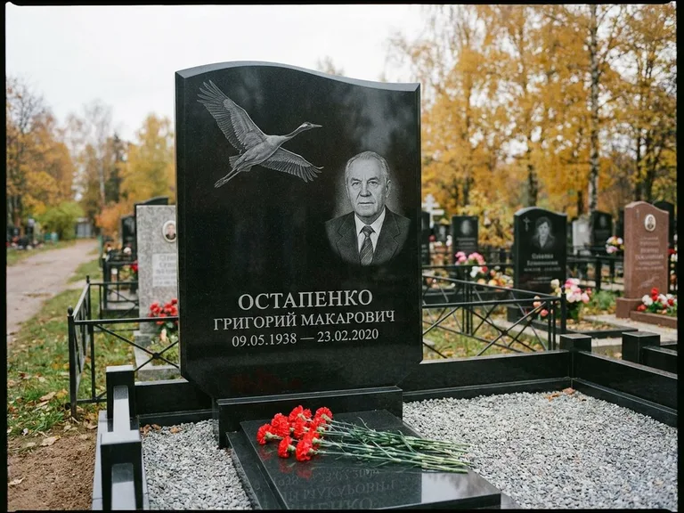Памятник с гравировкой журавлей — гравировка журавлей, работа «Остапенко» в Кемерово