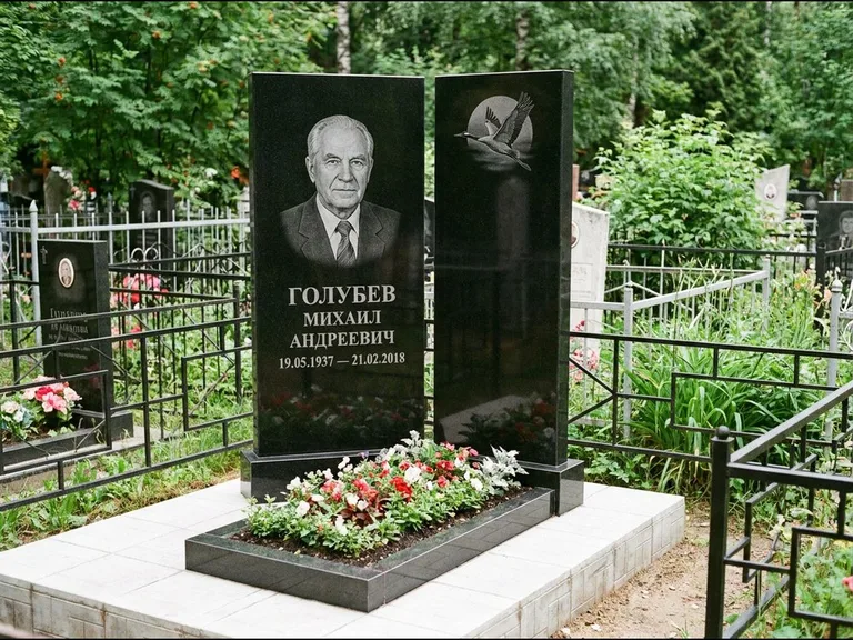 Памятник с гравировкой журавлей — гравировка клина журавлей на фоне солнечного диска, работа «Голубев» в Кемерово
