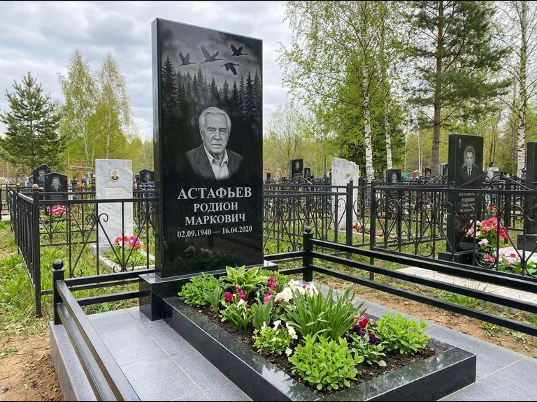 Памятник с гравировкой журавлей — гравировка силуэтов журавлей над еловым лесом, работа «Астафьев» в Кемерово