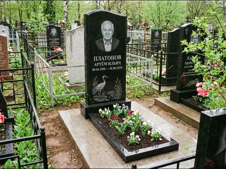 Памятник с гравировкой журавлей — гравировка журавля у камышей рядом с эпитафией, работа «Платонов» в Кемерово