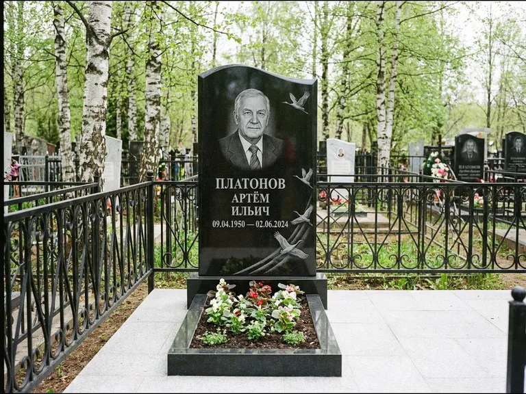 Памятник с гравировкой журавлей — гравировка трёх журавлей по диагонали через свободное поле с, работа «Платонов» в Кемерово