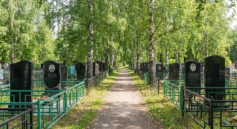 Памятники на Головинском кладбище в Москве