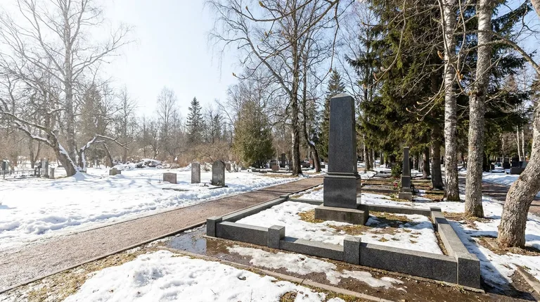 Аллея и православный участок Ивановского кладбища в Ямонтово