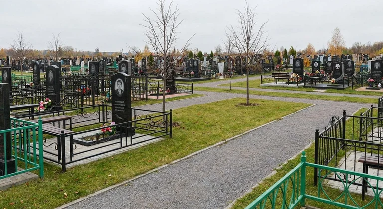 Памятники на кладбище станицы Новотитаровской