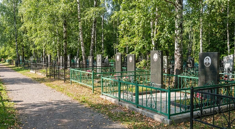 Памятники на Лисихинском кладбище в Иркутске