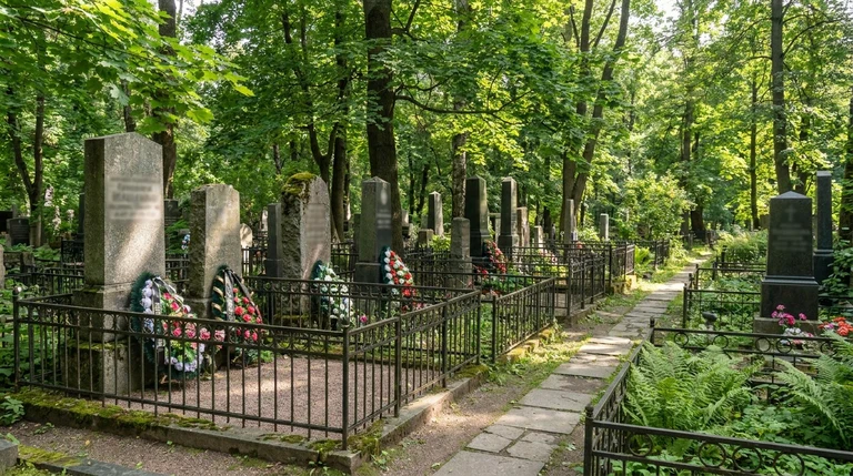 Гранитный памятник на ухоженном участке Песочинского кладбища в посёлке Песочный