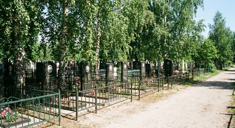 Памятники на Северном (Ишеевском) кладбище в Ульяновске