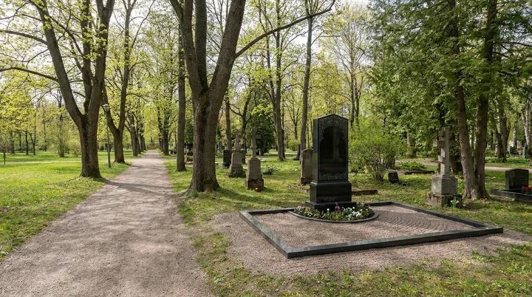 Гранитный памятник на Стромиловском кладбище в Волжском районе под Самарой