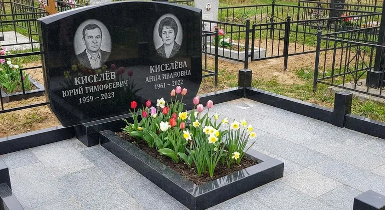 Семейный (двойной) памятник, Пример гранитного памятника и благоустройства участка от мастерской «Мастер Каменев»