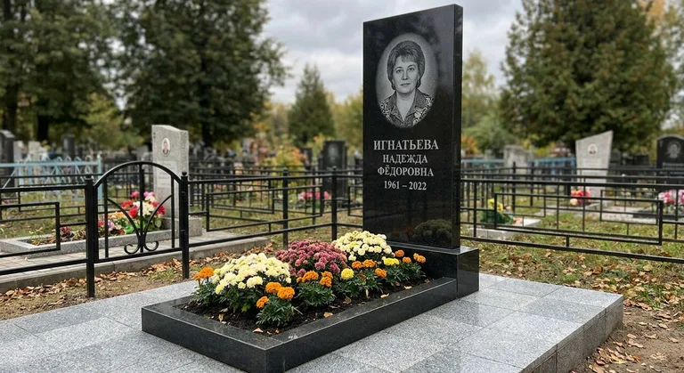 Гранитный памятник с портретом, Памятник из гранита, установленный мастерской «Мастер Каменев» на кладбище Новосибирска