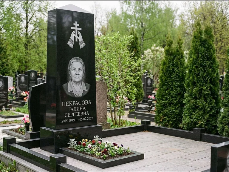 Памятник из чёрного гранита — стела-пилон с ажурным резным крестом, работа «Ерофеева» в Кемерово