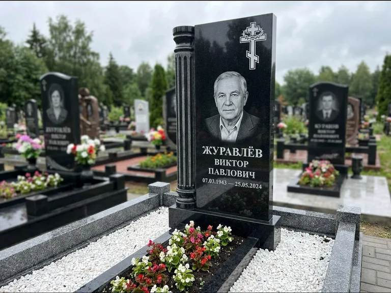 Памятник из чёрного гранита — семейный мемориал из двух стел с крестом с рушником, работа «Гущин» в Кемерово