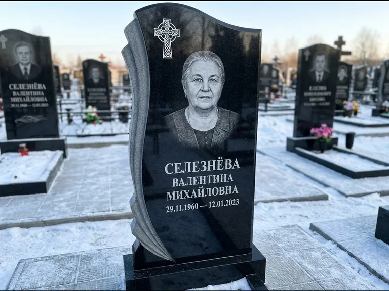 Памятник из чёрного гранита — восьмигранный обелиск с кельтским крестом, работа «Некрасова» в Кемерово