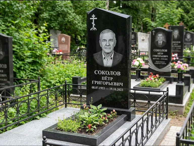 Памятник из чёрного гранита — полукруглая стела с крестом на Голгофе, работа «Журавлёв» в Кемерово