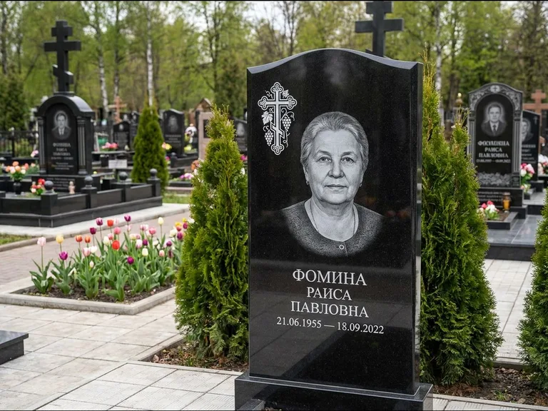 Памятник из чёрного гранита — двухцветная стела с крестом с распятием, работа «Одинцова» в Кемерово