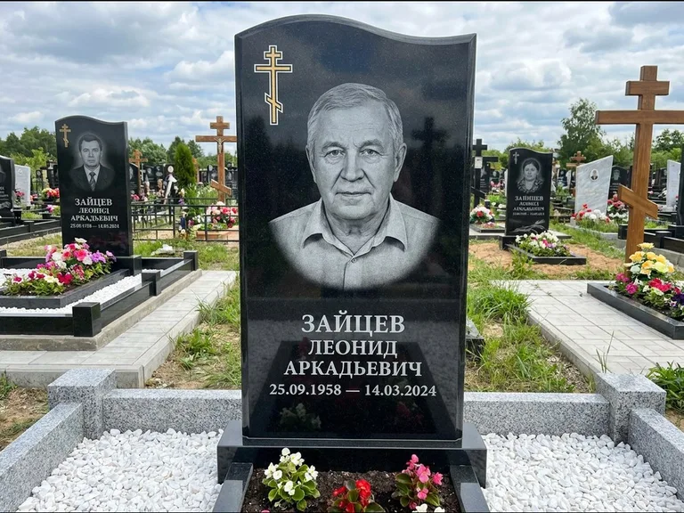 Памятник из чёрного гранита — горизонтальная семейная стела с аркой с процветшим крестом с виноградной лозой, работа «Верещагин» в Кемерово