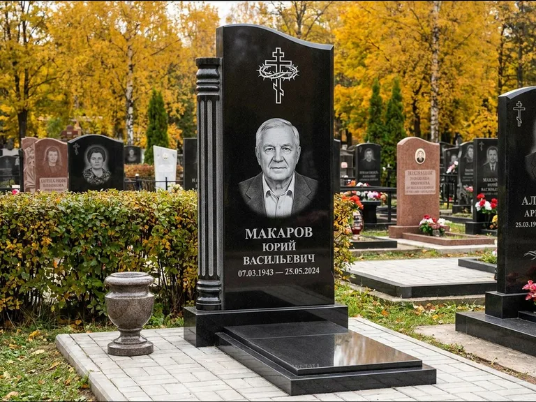 Памятник из чёрного гранита — асимметричная стела с крестом с рушником, работа «Панкратов» в Кемерово