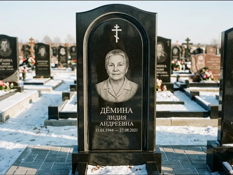 Памятник из чёрного гранита — стела-триптих с крестом с терновым венцом, работа «Ерофеева» в Кемерово
