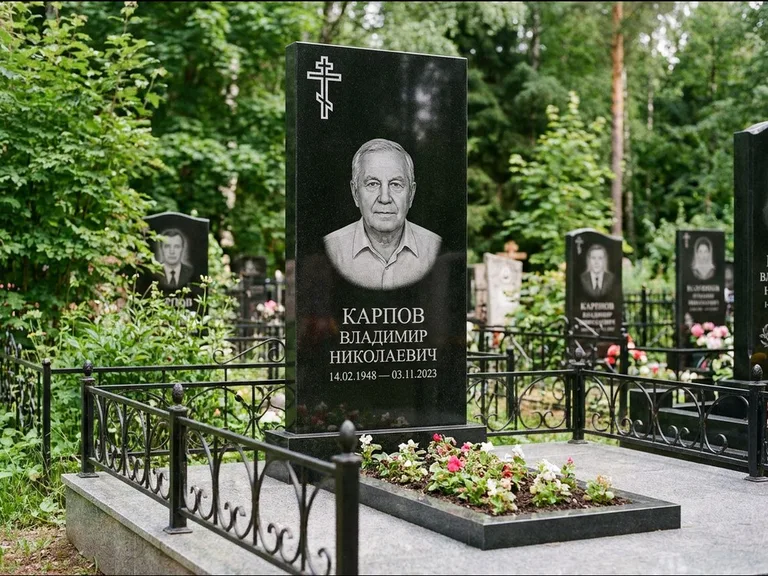 Памятник из чёрного гранита — узкая стела с ажурным крестом с православным восьмиконечным крестом, работа «Гущин» в Кемерово
