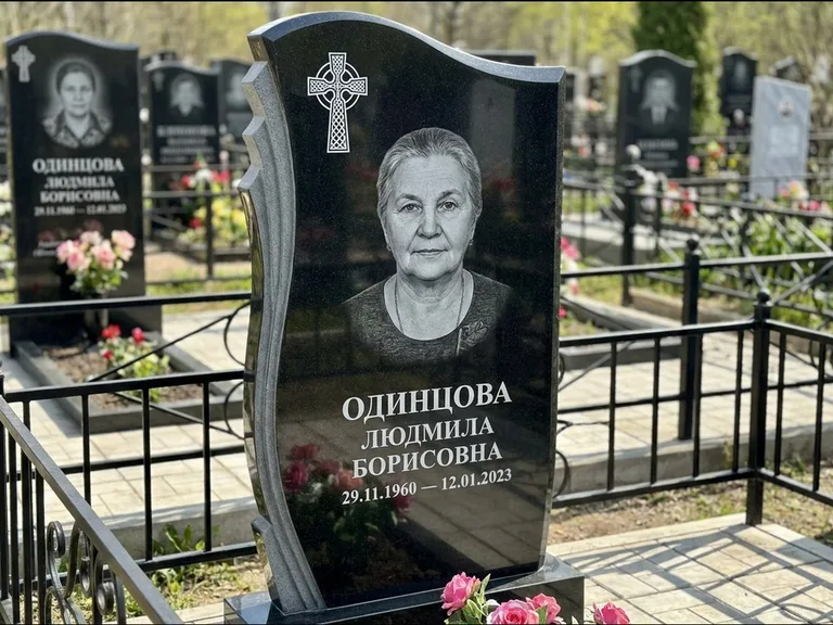 Памятник из чёрного гранита — стела с портретным овалом с кельтским крестом, работа «Савельева» в Кемерово