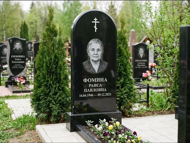 Памятник из чёрного гранита — вертикальная стела с латинским крестом, работа «Некрасова» в Кемерово