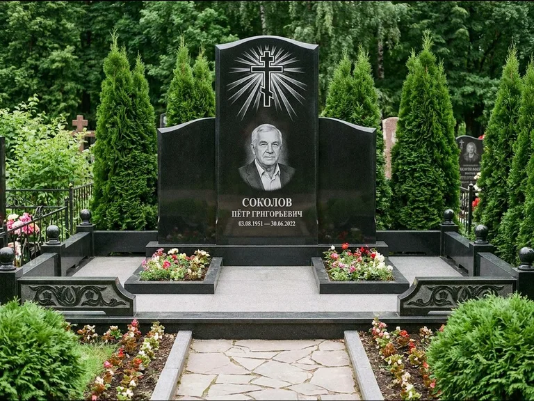 Памятник из чёрного гранита — низкая стела с крестом сбоку с золочёным крестом, работа «Верещагин» в Кемерово