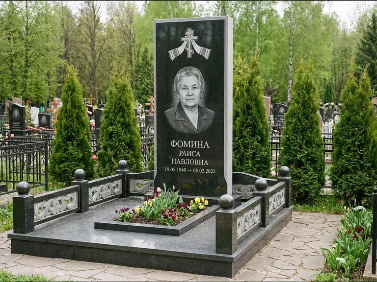 Памятник из чёрного гранита — семейный мемориал с ажурным резным крестом, работа «Мельникова» в Кемерово