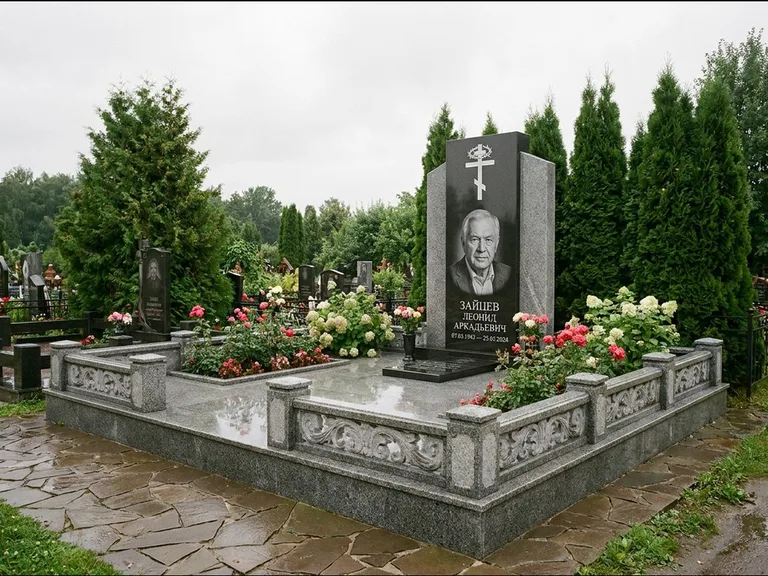 Памятник из чёрного гранита — стела с двумя портретами с крестом с рушником, работа «Богданов» в Кемерово