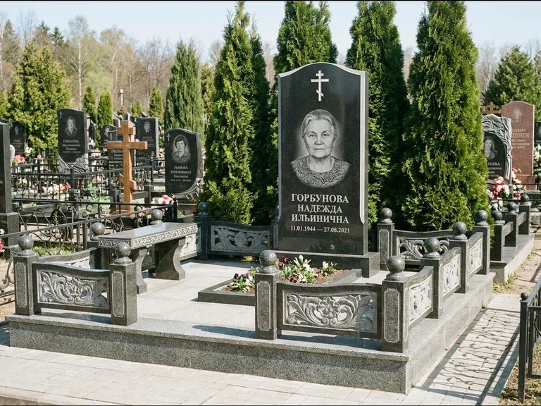 Памятник из чёрного гранита — стела с золочёным крестом с крестом с терновым венцом, работа «Селезнёва» в Кемерово