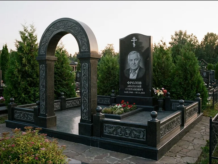 Памятник из чёрного гранита — высокая стела с процветшим крестом с православным восьмиконечным крестом, работа «Панкратов» в Кемерово