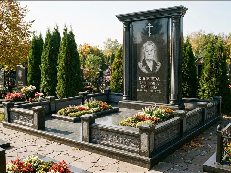 Памятник из чёрного гранита — стела с кельтским крестом с латинским крестом, работа «Ерофеева» в Кемерово