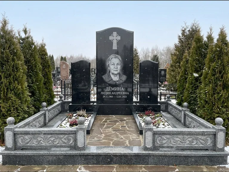 Памятник из чёрного гранита — стела с крестом и ветвью с кельтским крестом, работа «Лаврентьева» в Кемерово
