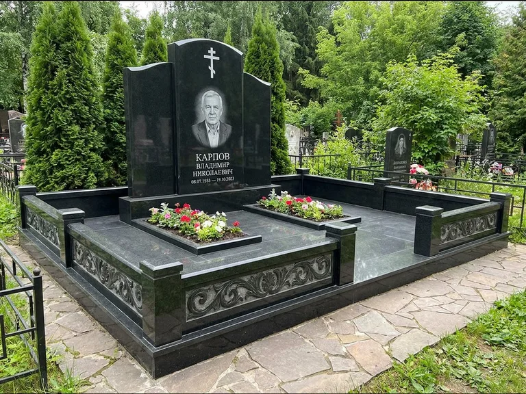 Памятник из чёрного гранита — двойная семейная стела с крестом на Голгофе, работа «Тихонов» в Кемерово