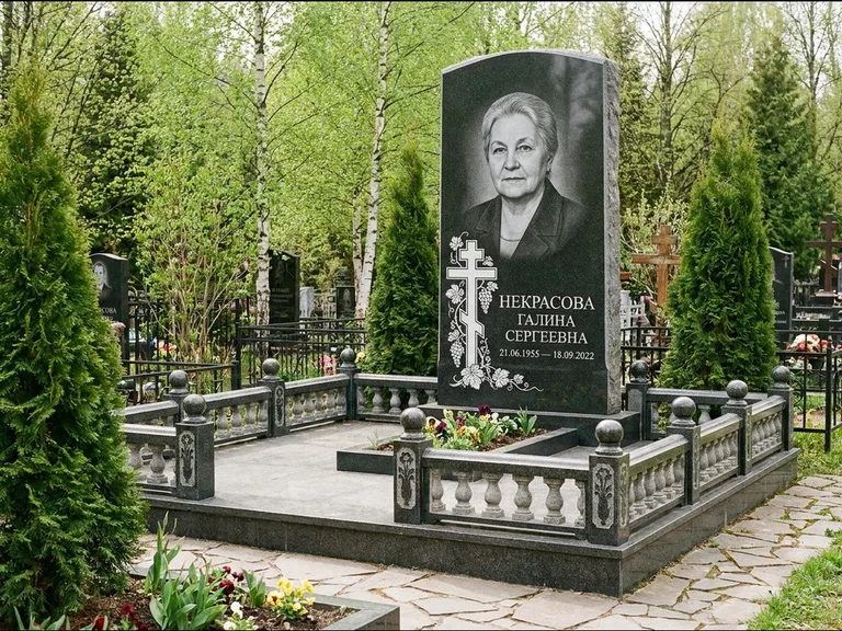 Памятник из чёрного гранита — стела с крестом и книгой с крестом с распятием, работа «Савельева» в Кемерово