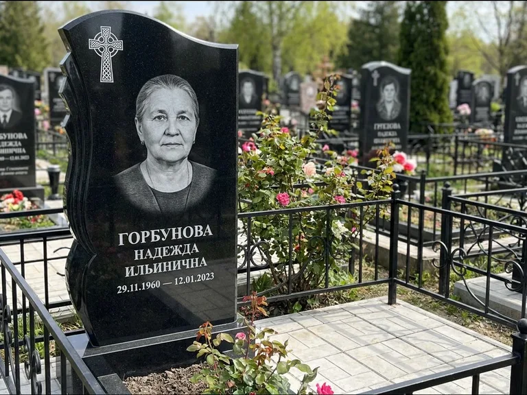 Памятник из чёрного гранита — высокий обелиск с кельтским крестом, работа «Одинцова» в Кемерово