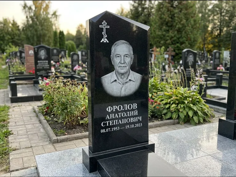 Памятник из чёрного гранита — стела со столиком и скамьёй с крестом на Голгофе, работа «Верещагин» в Кемерово