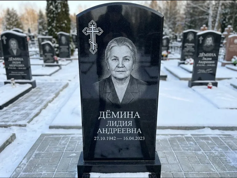 Памятник из чёрного гранита — стела домиком с крестом в лучах, работа «Селезнёва» в Кемерово