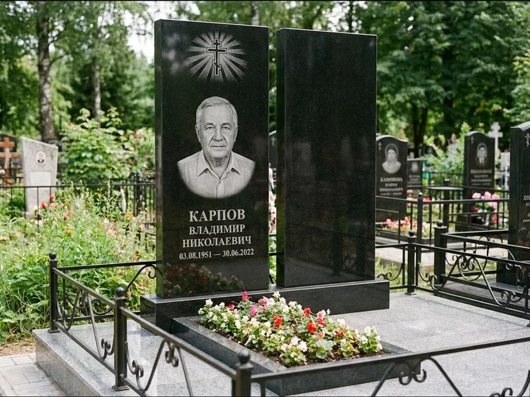 Памятник из чёрного гранита — ступенчатая стела с золочёным крестом, работа «Панкратов» в Кемерово