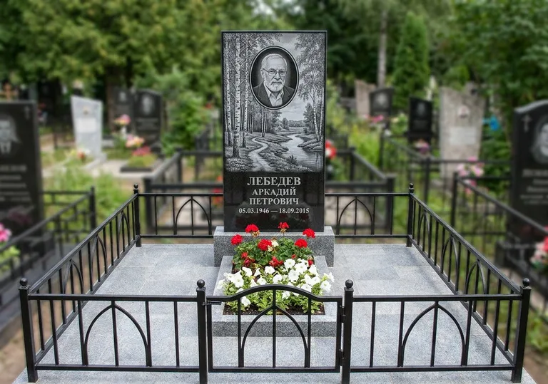 Памятник с гравировкой берёзовой рощи, портретом и надписью в Кемерово