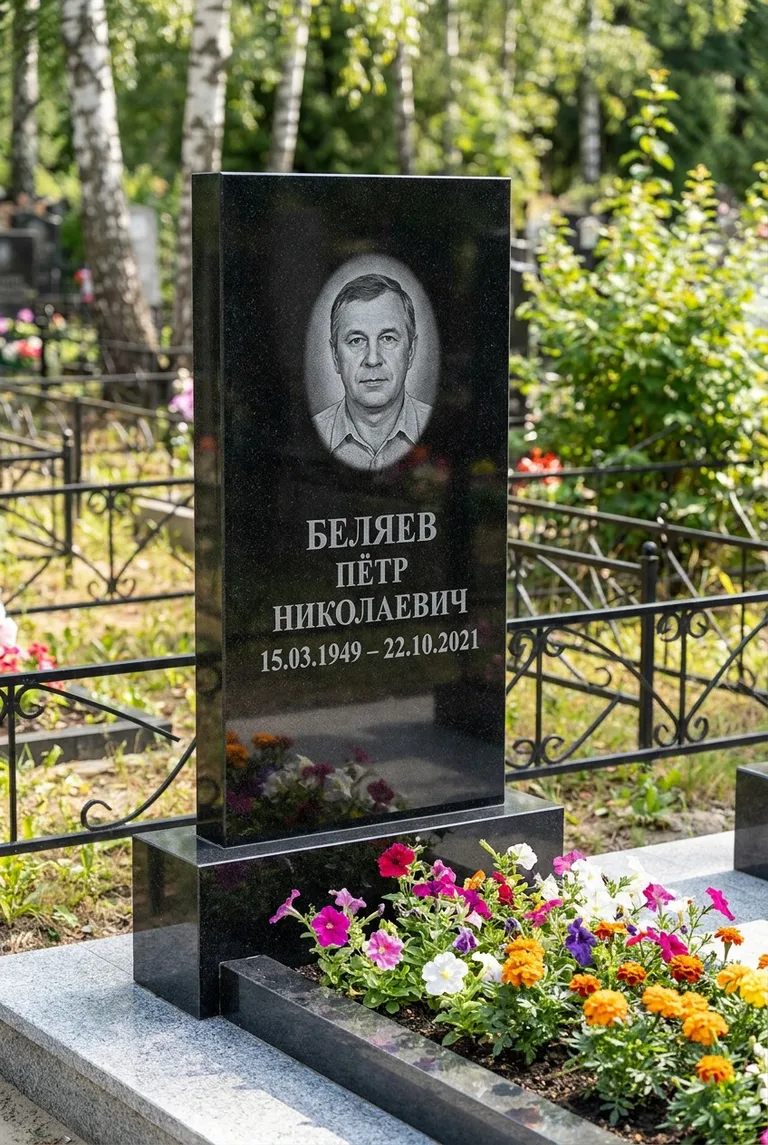Вертикальный чёрный гранитный памятник под ключ с цветником в Кемерово